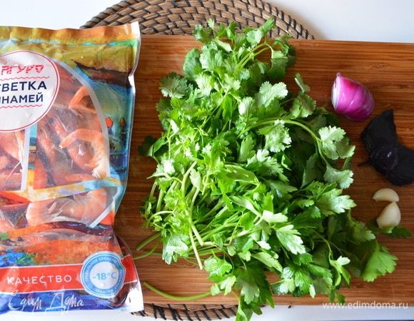 Зелень промыть, просушить. Лук, чеснок почистить.