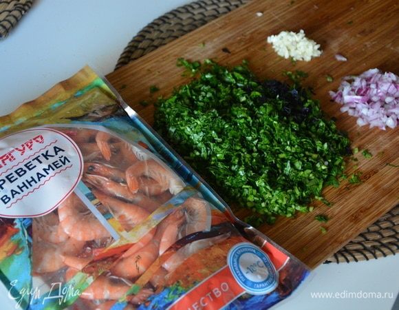 Зелень, лук и чеснок мелко нарезать. Перемешать.