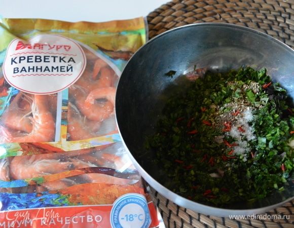 Добавить хлопья красного острого перца чили, орегано, соль, перец.