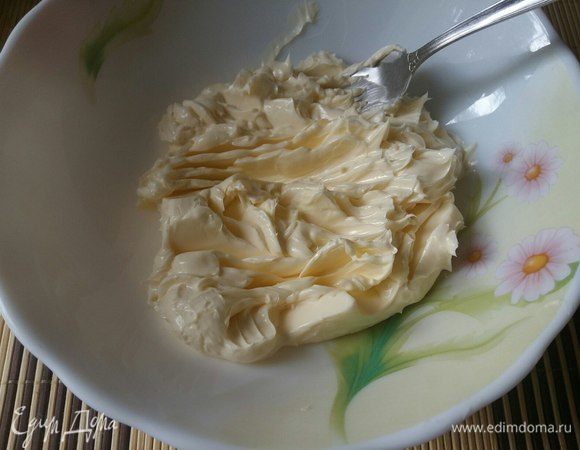 Выложить масло в миску. Размять.
