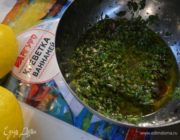 Выжать сок половинки лимона, добавить винный уксус. Все перемешать.