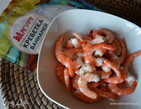 Креветки ваннамей ТМ «Магуро» разморозить, помыть, почистить, оставив хвостики.