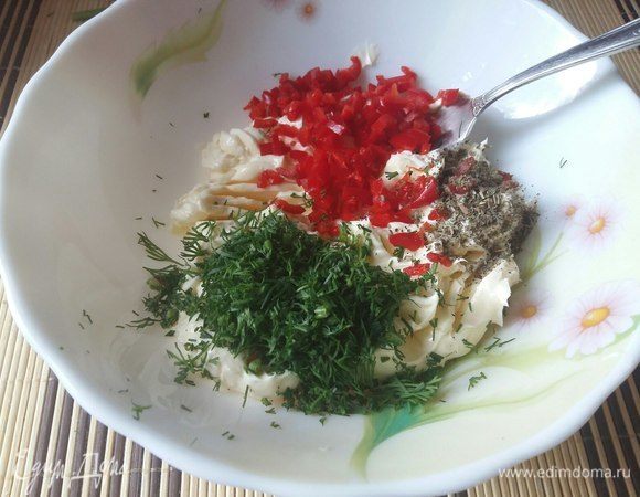 К маслу добавить укроп, перец чили, базилик и все тщательно перемешать. Базилик, кстати, можно и свежий добавлять, обычно так и делаю, в этот раз не оказалось в доме свежего, взяла сушеный.