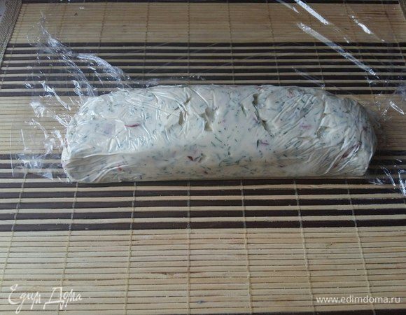 На пищевую пленку выложить колбаской масло, завернуть и убрать в морозильную камеру до застывания.