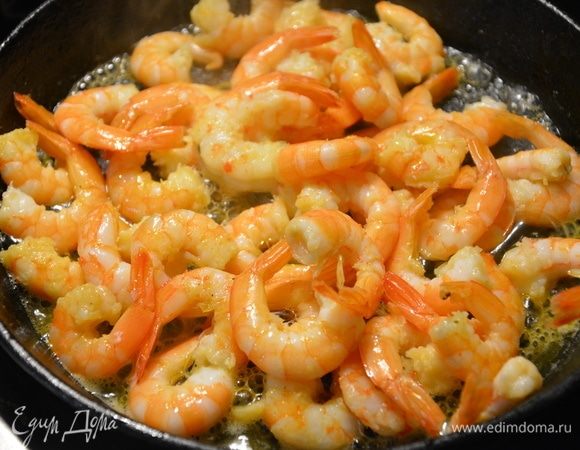 Жарить 3-4 минуты, переворачивая.