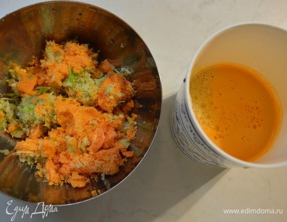 Мой блендер старый и не очень мощный, поэтому я отдельно выжала сок моркови и сельдерея, чтобы блендер смог измельчить зелень в однородную массу. Если у вас есть мощный блендер, то сок выжимать не нужно, т.е. все овощи и зелень измельчаете в нем. 