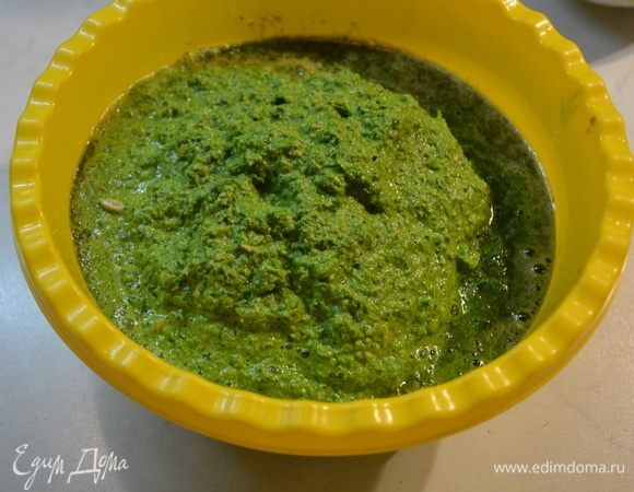 Когда сок закончился, я добавляла воду, т.к. старик-блендер не хотел работать. Лучше, конечно, без воды, если есть такая возможность. 
К измельченной массе добавить сок лимона, оливковое масло, перемешать. Кухня будет благоухать свежестью :)
