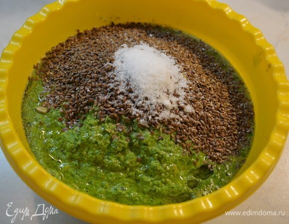 Добавить льняные семечки, соль.