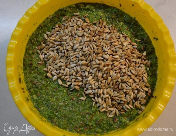Добавить семечки. Одну часть семечек я измельчила в блендере, другую часть пожарила. 