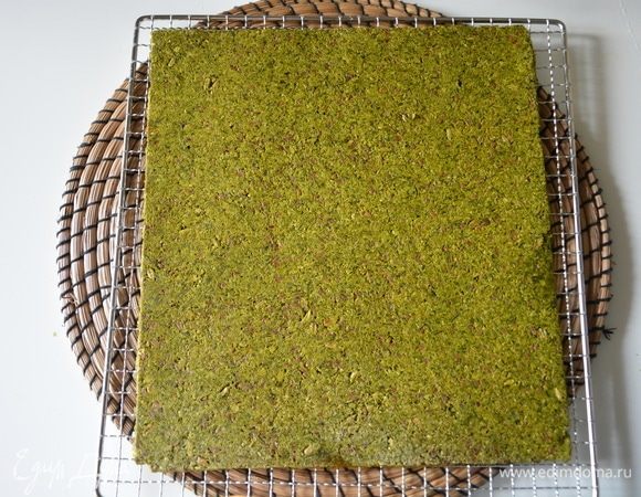 Сушить при температуре 60°С 9 часов, перевернуть на решетку и сушить еще 4-5 часов до хруста.