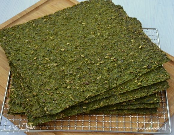 У меня вышло 6 больших листов зеленых хлебцов.