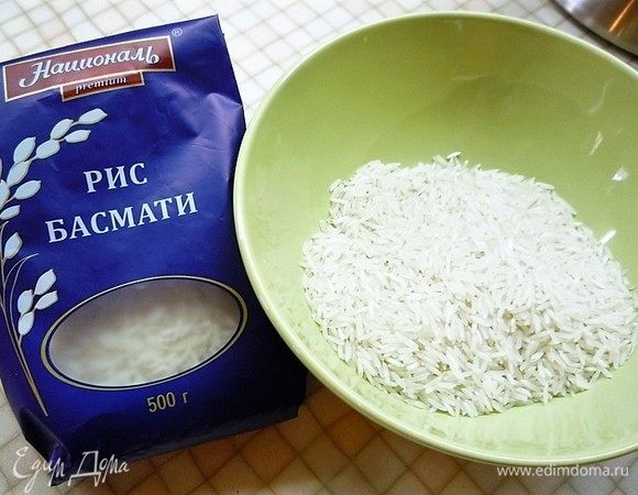 Рис басмати ТМ «Националь» промываем, заливаем водой так, чтобы вода покрывала рис на 1 см и отвариваем до полуготовности в течение 15 минут.