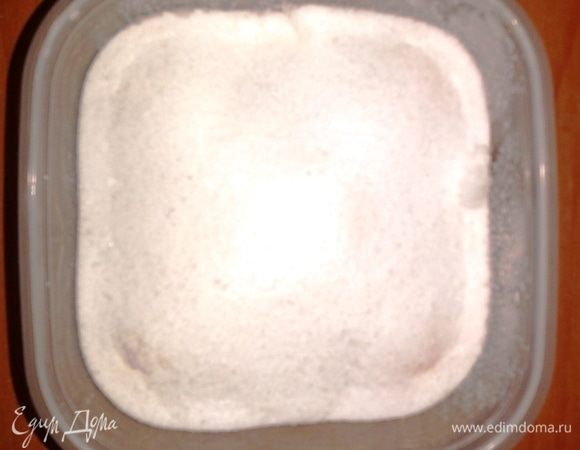 Вот так! Желтки не проглядывают. Закрываем контейнер и ставим  в холодильник. Выдерживаем 2 дня или неделю. С готовых желтков стряхиваем соль и протираем влажной салфеткой от соли.