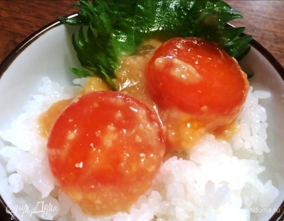 Через два дня желтки приобретают тугую желеобразную структуру. Вкус достаточно необычный. В Китае такие желтки подают с рисом. Используют в супы или просто намазывают на хлеб. Я добавила в овощной салат.    