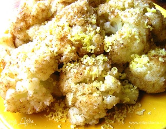 Если выдержим желтки в холодильнике в течение недели, они полностью затвердеют. Очищенные от соли желтки запекаем час при 120°С. Натертым желтком посыпаем, на мой вкус, овощи, рыбу и гарниры. При этом блюда не солим. Получается насыщенная приправа, что-то среднее между вяленым мясом и рыбой.