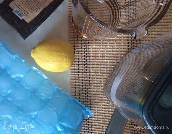 Подготовьте все ингредиенты, предварительно заморозьте лед.