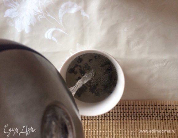 Заварите чай, оставьте его настояться 5 минут, после остудите.