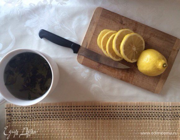 Порежьте лимон.