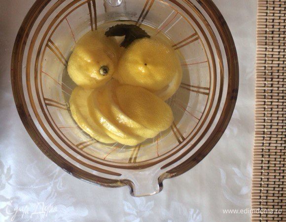 Положите лед и лимон на дно кувшина.