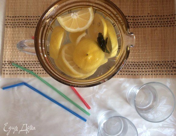 Остывший чай перелейте в кувшин, и ваш охладительный напиток готов!