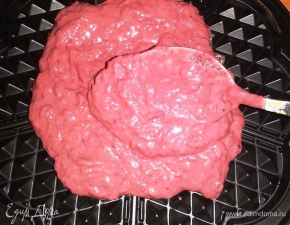 Две ложки выкладываем на разогретую поверхность вафельницы.