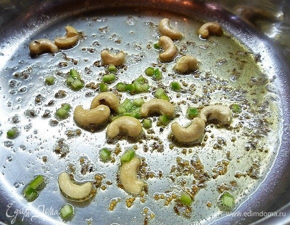 Добавляем перчик чили и обжариваем еще полминутки.