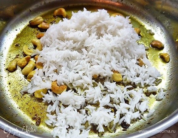 Выкладываем рис, солим по вкусу, вливаем 1 стакан кипящей воды, перемешиваем и варим под крышкой на слабом огне 10 минут, до готовности риса.