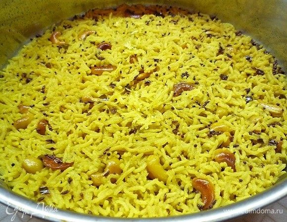 Добавляем цедру половины лимона, сбрызгиваем рис лимонным соком.