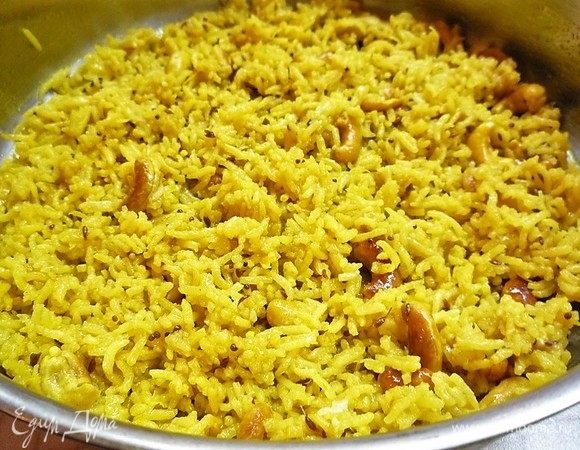 Перемешиваем и подаем к столу как самостоятельное блюдо или в качестве гарнира. Перед подачей лимонный рис посыпаем свежей рубленой зеленью, кунжутом и украшаем долькой лимона.