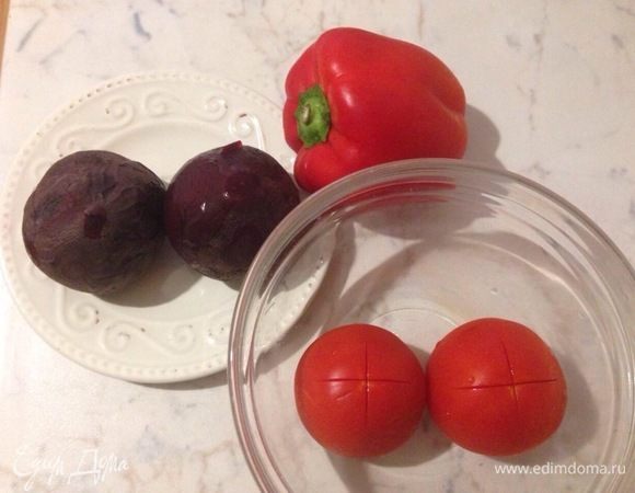 На помидорах сделать крестообразные надрезы и опустить в кипяток на 20 секунд. Затем обдать холодной водой и очистить от кожицы. Нарезать.