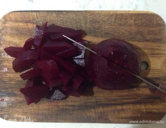 Запеченную или отваренную свеклу почистить и нарезать.