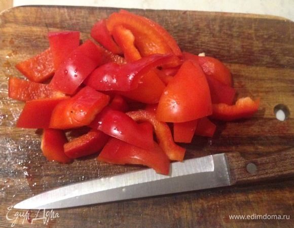 Болгарский перец разрезать, удалить семена и нарезать.