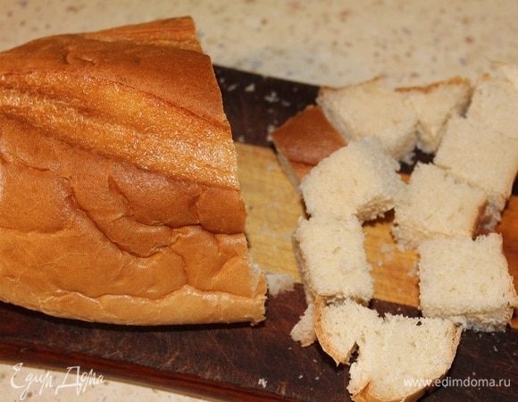 Батон (лучше вчерашний) нарезать крупными кубиками и сложить его в пакет.
