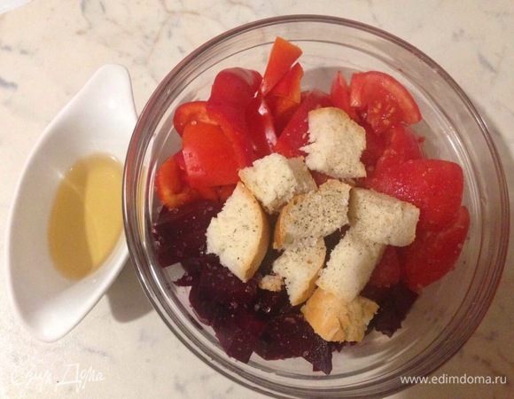 Подготовленные овощи сложить в глубокую миску, добавить хлебный мякиш, приправить солью и перцем, влить винный уксус. Миску затянуть пленкой и оставить мариноваться в холодильнике на 2 часа.