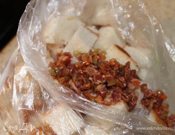 К хлебу добавить бекон с огурцом.
