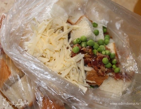 Также добавить горошек и 80 г сыра, натертого на крупной терке.
