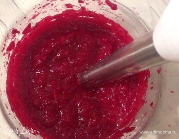 Маринованные овощи пюрировать с помощью блендера, порциями вливая оливковое масло и томатный сок. Густоту регулировать по своему вкусу.