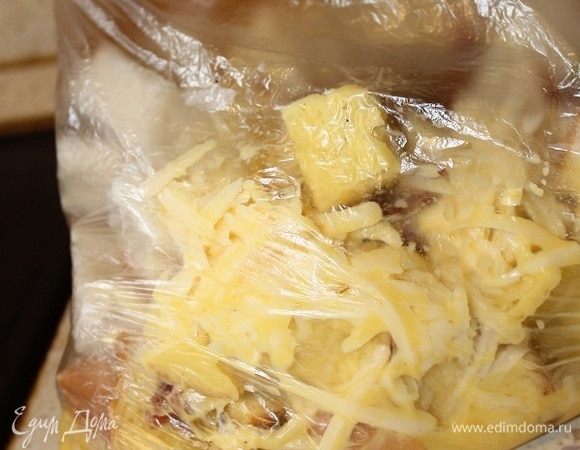 Яйца добавить в пакет к хлебу, завязать концы и аккуратно потрясти пакет, чтобы содержимое хорошо перемешалось.
