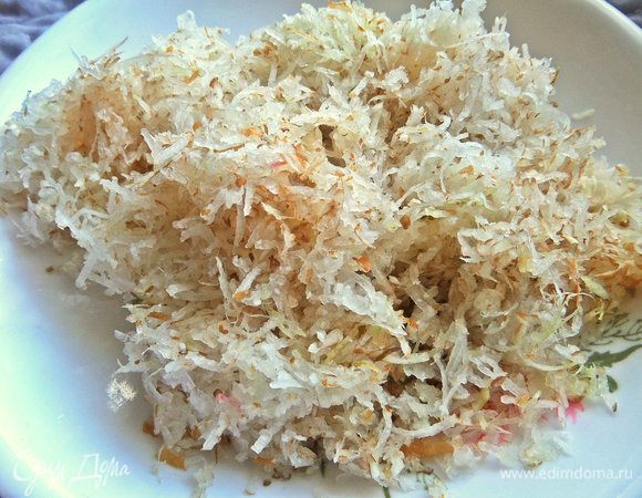 Редиску натереть. Мелко или крупно — не важно.