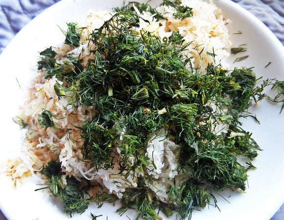 Укропа горсть порубить.