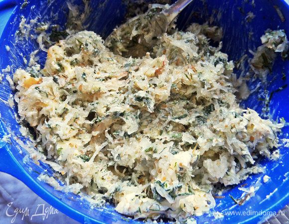 Растиреть ложкой, образовавшуюся сыворотку слить.