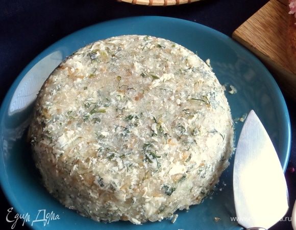 Когда застынет в холодильнике, достать и перевернуть на блюдце.