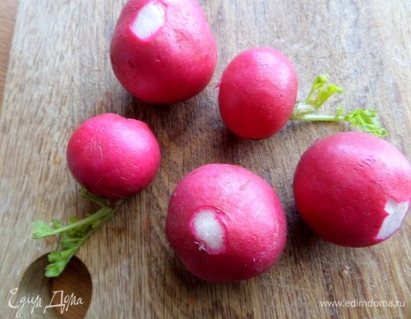 Итак, продолжим с редиской красной. Моем, отрезаем хвостики, как обычно.