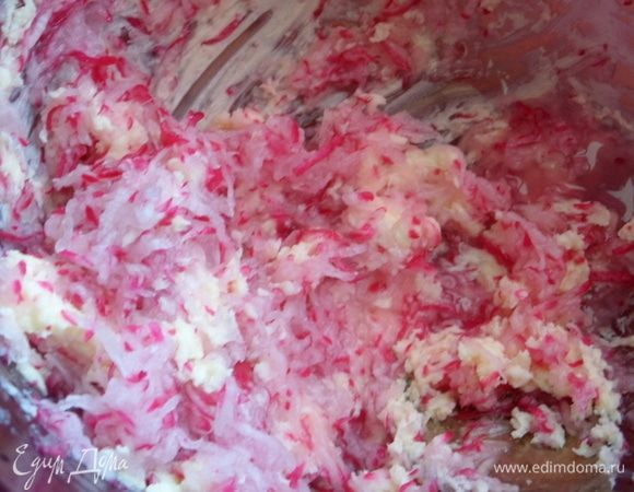 Посолить, добавить зелень по желанию и растереть массу ложкой. Образовавшийся сок слить. Убрать в холодильник или далее покажу, как подать сразу.