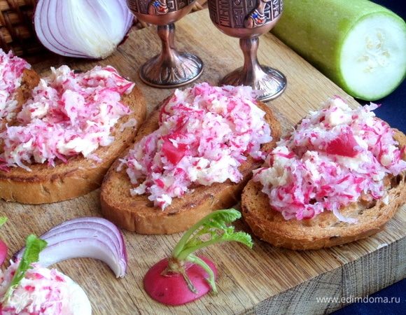 Нанести намазочку на теплые гренки или галеты.