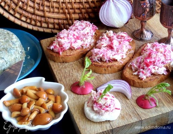 Пикантность будет зависеть от сорта редиски, соль регулируйте по своему вкусу. Кому мало, можно досолить сверху.