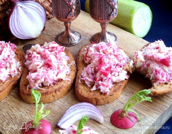 Пока гренки теплые, надо кушать.