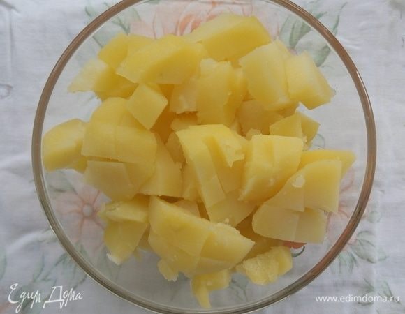 Картофель отварить, нарезать кубиком.