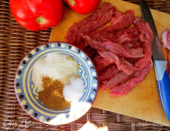 В отдельной емкости смешиваем специи, сахар и соль.