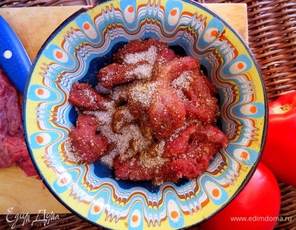 Нарезанное брусочками мясо кладем в любую емкость, заправляем специями и лимонным соком. Тщательно перемешиваем и отправляем в холодильник мариноваться на 10-12 часов. Очень удобно мариновать мясо на ночь.